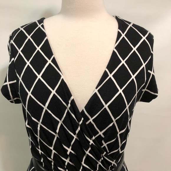 Express dress black white sz S GUC hi-lo hem - Picture 3 of 16